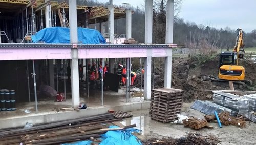 Zasypání ve výkopu: Vážný úraz dvou mužů na stavbě