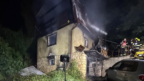 Noční požár chaty způsobil zranění a zapojení několika hasičských jednotek