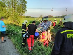 Po nehodě u Dolního Lánova hasiči jednoho člověka vyprošťovali