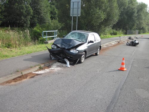 Čelní střet motorky a osobáku si vyžádal dvě zranění