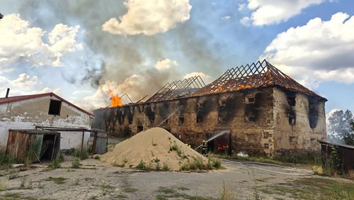 Rozsáhlý požár bývalého špejcharu. Na místě zasahovalo více než 20 kusů techniky