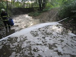 Hasiči hledali zdroj znečištění na vodním toku ve Vizovicích.