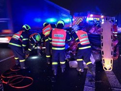 Po nehodě na dálnici u Klimkovic hasiči vyprošťovali řidiče fabie VIDEO