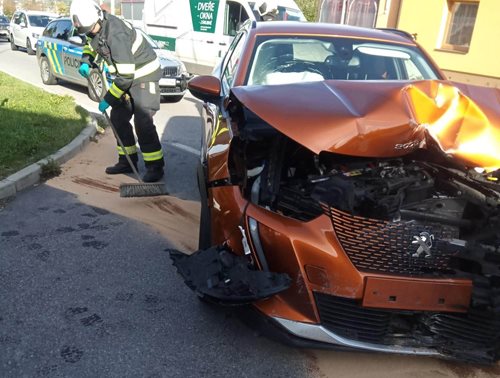 Osobní auto narazilo do domu, zasahovali hasiči i statik