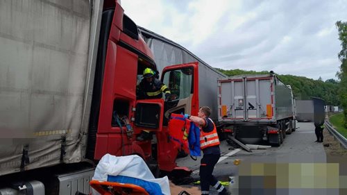 Hromadná nehoda čtyř kamionů na D1. Zraněného řidiče vyprostili z kabiny