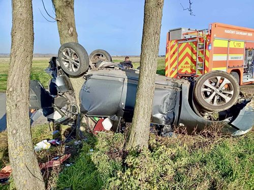 Srážka dvou aut ochromila provoz. Dvě osoby skončily v péči záchranářů
