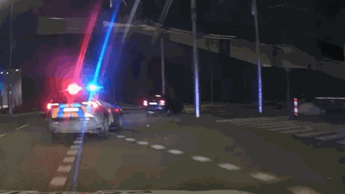 Noční únik před policisty skončil převrácením vozidla