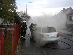 V Soběslavi hasiči zasahovali u požáru auta