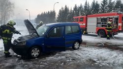 Požár poničil osobní vozidlo v Dobrušce