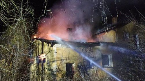 Požár opuštěného objektu zaměstnal několik jednotek