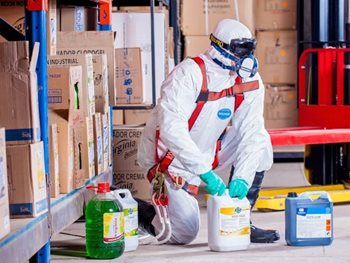Nebezpečný nález ukrytý v domě. Chemikálie musely být zničeny výbuchem