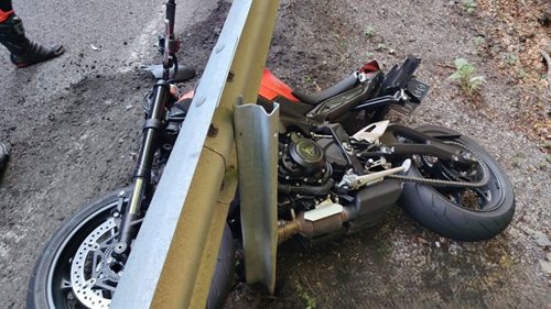 Tragická chyba v ostré zatáčce. Motorkář zemřel po nárazu do svodidel