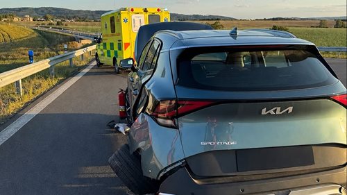 Nehoda dvou osobních aut na Holešovsku. Zraněnou ženu transportovali na urgentní příjem