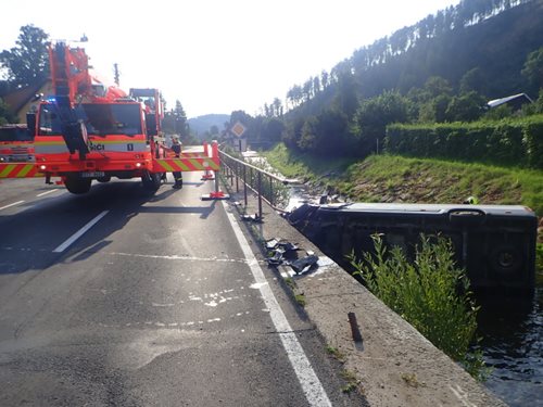 Vyprošťování dodávky z řeky Opavice v Městě Albrechticích jeřábem