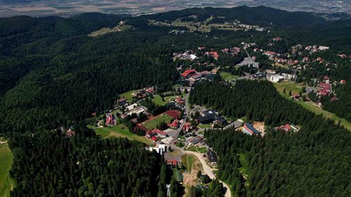 Zesláblá žena ležela v hlubokém lese. Policistům při záchraně svítil vrtulník