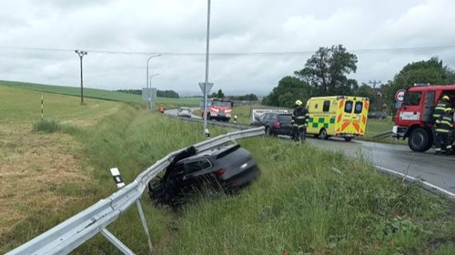 Náraz do svodidel zastavil řidiče na obchvatu Opočna. Hasiči zajistili místo nehody