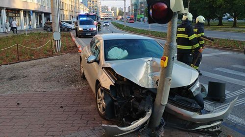 Auto narazilo ráno do sloupu se semaforem. Dva mladí muži skončili v nemocnici