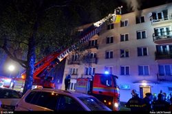 Při požáru ostravského bytu hasiči zachránili muže automobilovým žebříkem VIDEO/FOTO