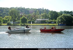 Pražští hasiči zajistili poškozený člun na smíchovské straně Vltavy