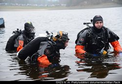 Hasiči lovili z Orlické přehrady osobní auto. Pomáhali potápěči pražských hasičů