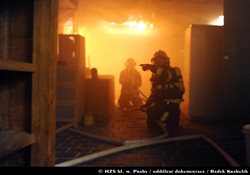 V centru Prahy před půlnocí hořelo v rekonstruované části restaurace, hasiči museli evakuovat 30 osob