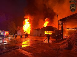 Požár pily ve Velkých Karlovicích škody za stovky milionů, dva zranění 