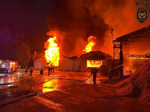 Požár pily ve Velkých Karlovicích způsobil obří škody