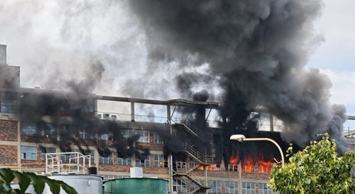 Požár skladu ve Zlíně si vyžádal mimořádný zásah. Evakuovány jsou okolní budovy