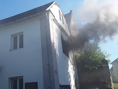 Dým stoupal z okna domu: Hasiči rychle zasahovali u požáru