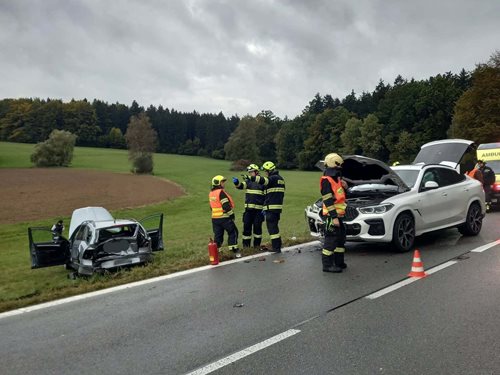 Srážka dvou aut ochromila dopravu: Hasiči pomáhali zraněným i zajišťovali vozidla