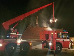 Při požáru starého domu ve Slaném byl vyhlášen druhý poplachový stupeň