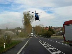 U Bochova se srazila čtyřkolka s osobním autem a kamionem, na místo letěl vrtulník 