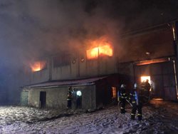 Aktualizace 2  Na Štenbersku hořel  zemědělský objekt plný slámy VIDEO/FOTOGALERIE