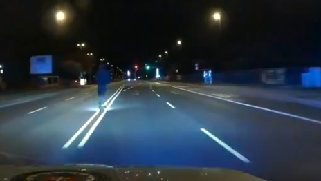 Šestnáctiletý koloběžkář ujížděl policii rychlostí až 100 km/h. Jízdu ukončil náraz do kamionu