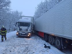 Srážka dvou kamionů na silnici č. 37 u Trutnova