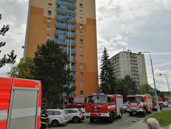 Při požáru ve dvanáctém patře se několik osob nadýchalo kouře