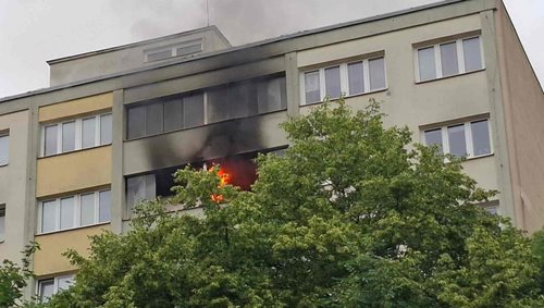 Plameny šlehaly z balkonu v sedmém patře. Obyvatelé museli opustit bytový dům