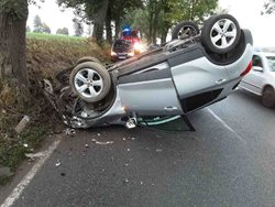Ve Starých Horách skončil po nehodě osobní vůz převrácený na střeše