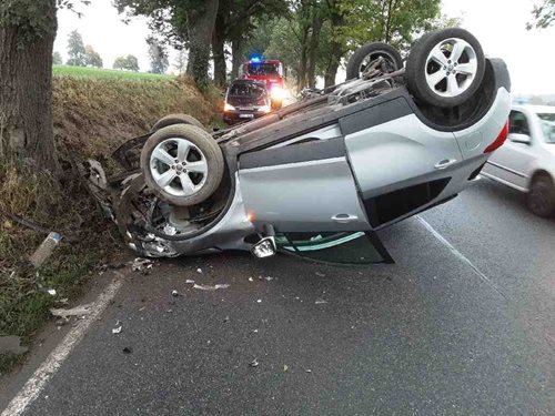 Ve Starých Horách skončil po nehodě osobní vůz převrácený na střeše