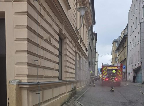 Požár bytu v Liberci, jedna osoba zraněna