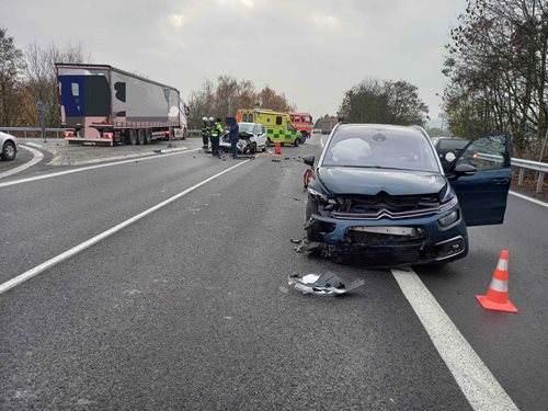Srážka dvou aut zablokovala hlavní tah u Jičína. Hasiči zasahovali u zraněných i úklidu silnice