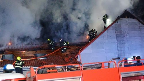 Požár střechy zaměstnal několik jednotek hasičů