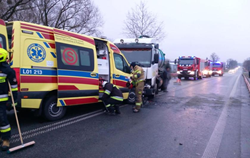 Sanitka jela k nehodě, srazila se s nákladním autem