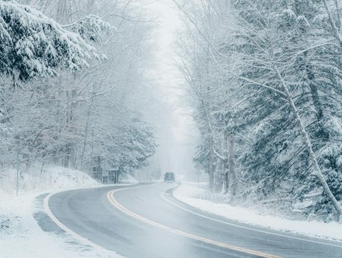 Nebezpečné podmínky na silnicích a v horách: Řidiči a obyvatelé čelí ledovce a závějím