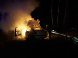 U Lesoňovic v Kraji Vysočina, havarovala řidička s osobním vozidlem, vůz začal po nehodě hořet