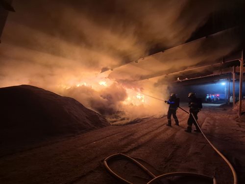 Požár biomasy zaměstnal devět jednotek hasičů
