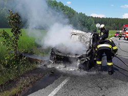 Dvě jednotky hasičů likvidovaly požár osobního vozidla u Hosova