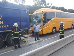 Na dálnici D1 u exitu Psáře havaroval autobus, zraněno bylo 14 osob