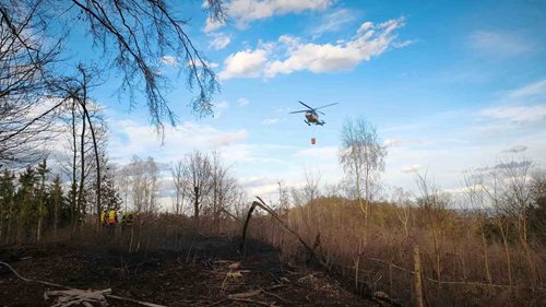 Požár lesa zasáhl rozsáhlou plochu a vyžádal letecké hašení