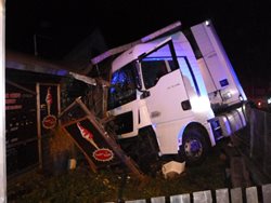 Kamion narazil v Nepasicích do stánku u silnice